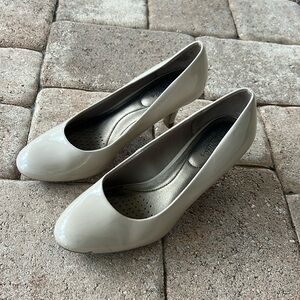 COMFORTABLE 1 inch tan pumps for pre-teens or mature. Life stride soft soles.